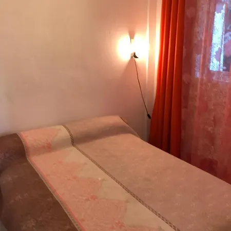Casa-h -pequeno Conjunto Casas Adosados *